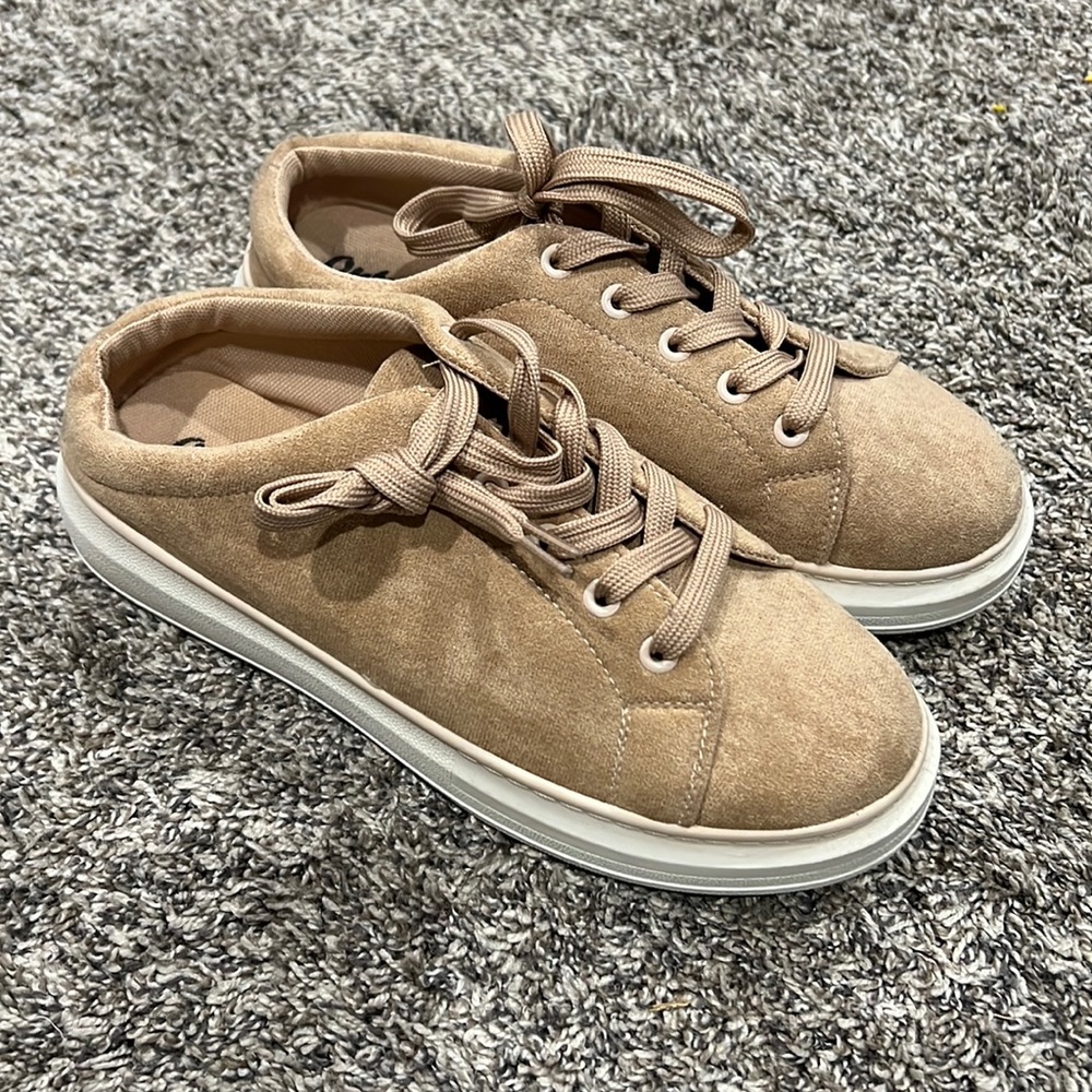 Outwoods Size 9 slip ons